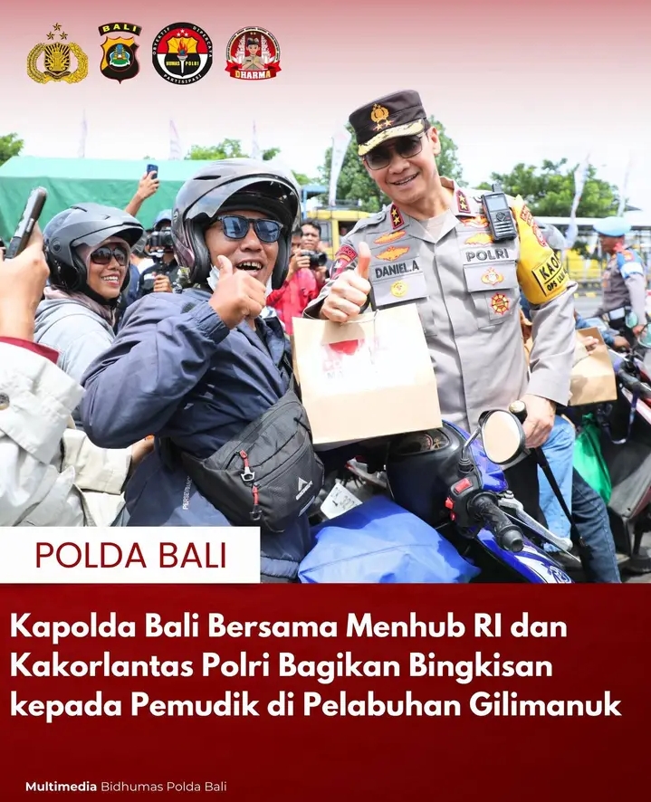 Kapolda Bali Bersama Menhub dan Kakorlantas Polri Bagikan Bingkisan ke Pemudik DiPelabuhan Gilimanuk