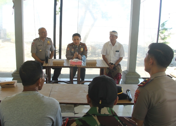 Ngopi Kamtibmas di Perancak, Kapolres Jembrana Serahkan 10 Life Jacket untuk Nelayan