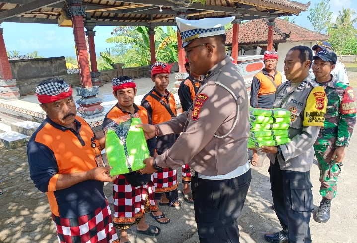 Polantas Menyapa, Satlantas Polres Jembrana Gelar Program “SEBATAS NGOPI” Bersama Warga Desa Medewi