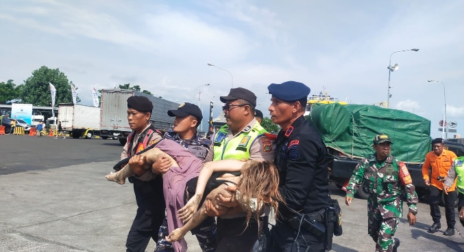 Polri Sigap Evakuasi Penumpang Kapal yang Mengalami Insiden di Pelabuhan Gilimanuk