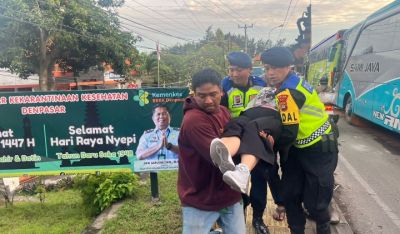 aksi-sigap-anggota-polri-terhadap-pemudik-pingsan-dalam-oprasi-ketupat-2026