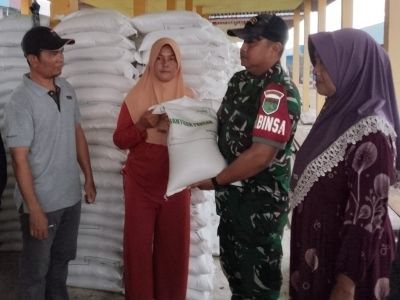 BABINSA KORAMIL 05/GAS DAMPINGI KEGIATAN PEMBERIAN BANTUAN BERAS SEBANYAK 21.300 KG KEPADA 710KK