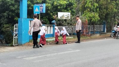 Kapolsek Gunung Megang Turun Langsung Atur Lalu Lintas Beri Rasa Aman Pelajar