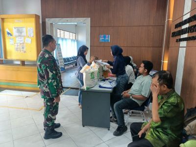 Pastikan Tepat Sasaran, Babinsa Tanah Datar Kawal Penyaluran Bantuan Beras